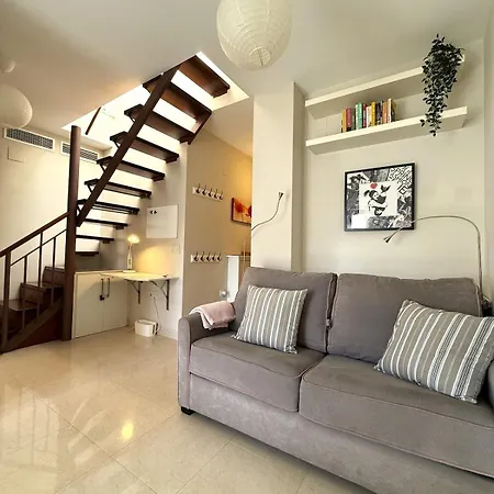 Sunny & Cosy Penthouse شقة *